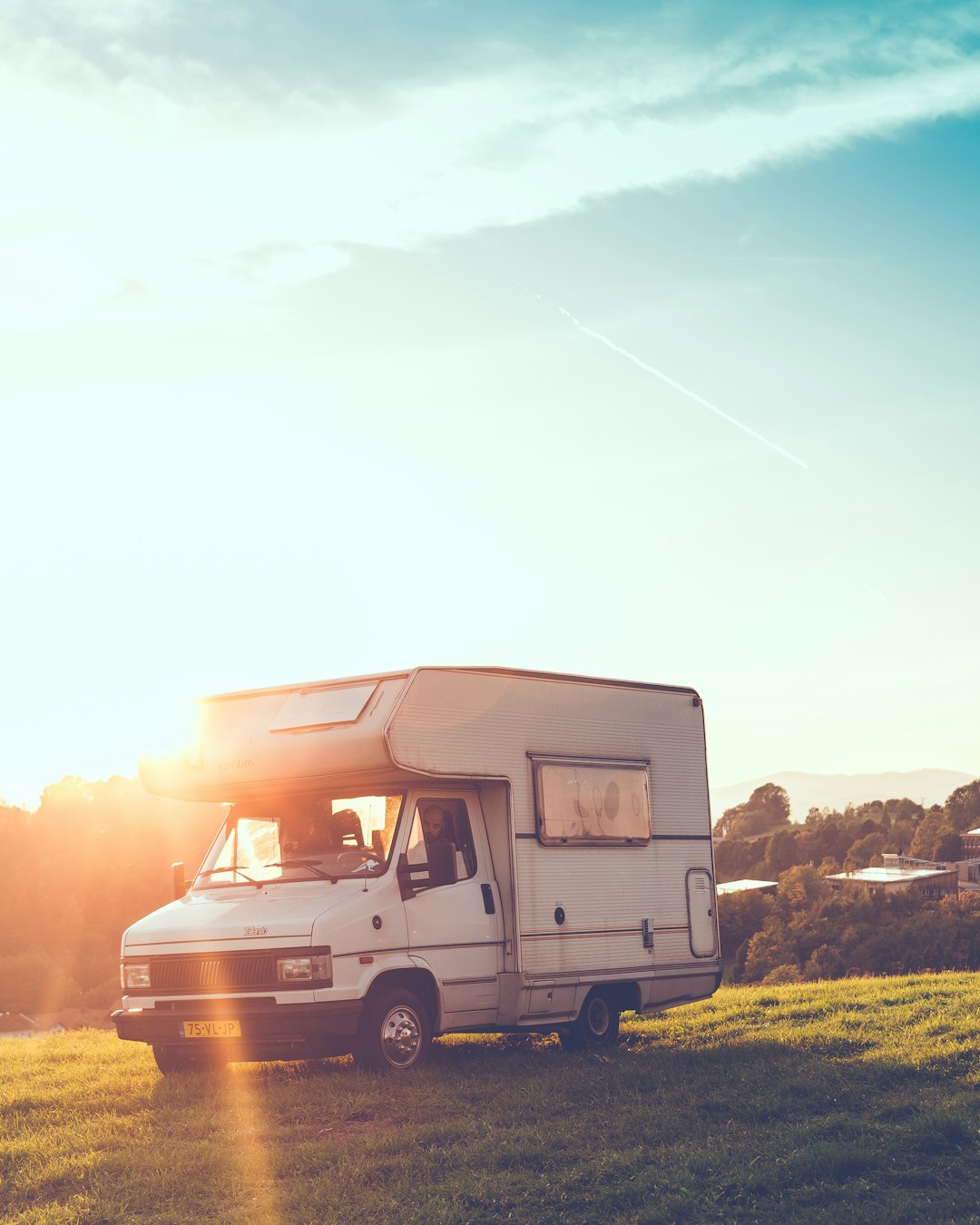 Photo by Rota Alternativa white travel trailer